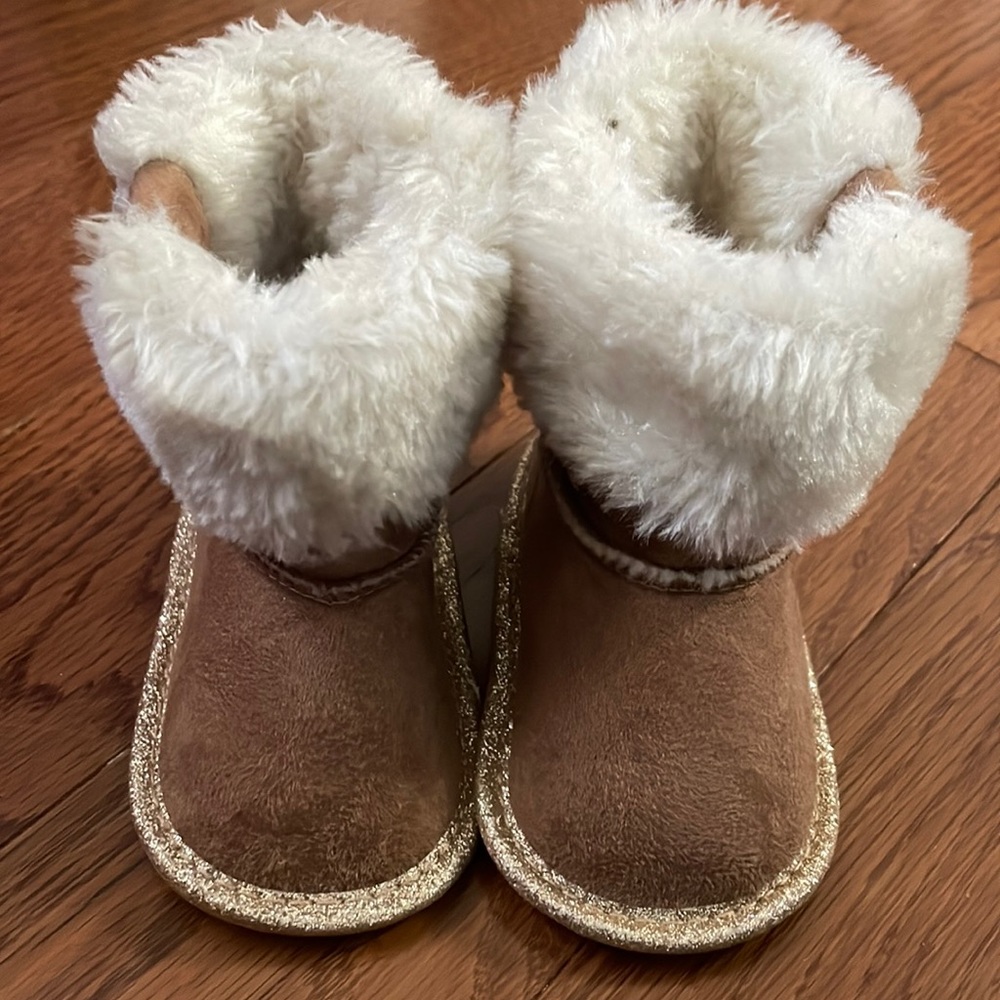 Baby girl size 1 tan with glitter bottom fur boots, Velcro sides